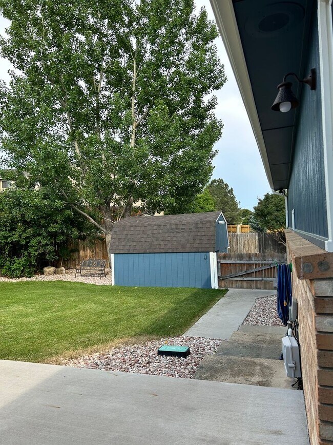 Building Photo - Spacious 3BR Duplex w/ Garage, Workshop, L...