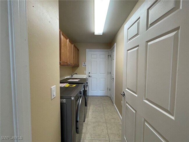 Building Photo - 8642 Genova Ct