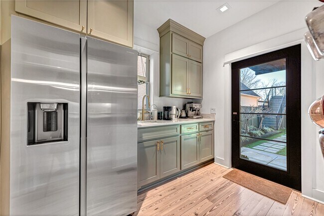 Building Photo - 242 SW D St