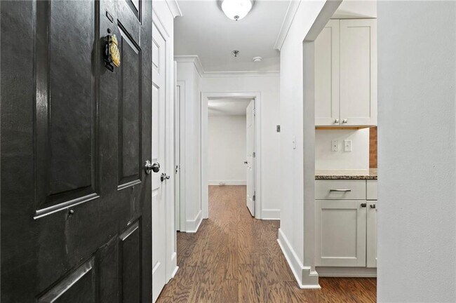 Building Photo - 300 Johnson Ferry Rd