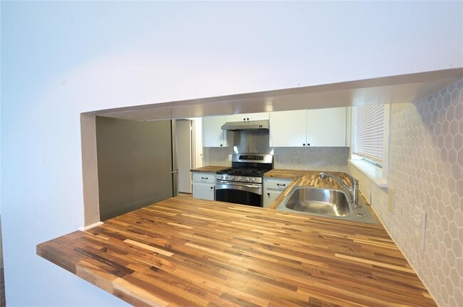 Building Photo - 2303 Western Trails Blvd