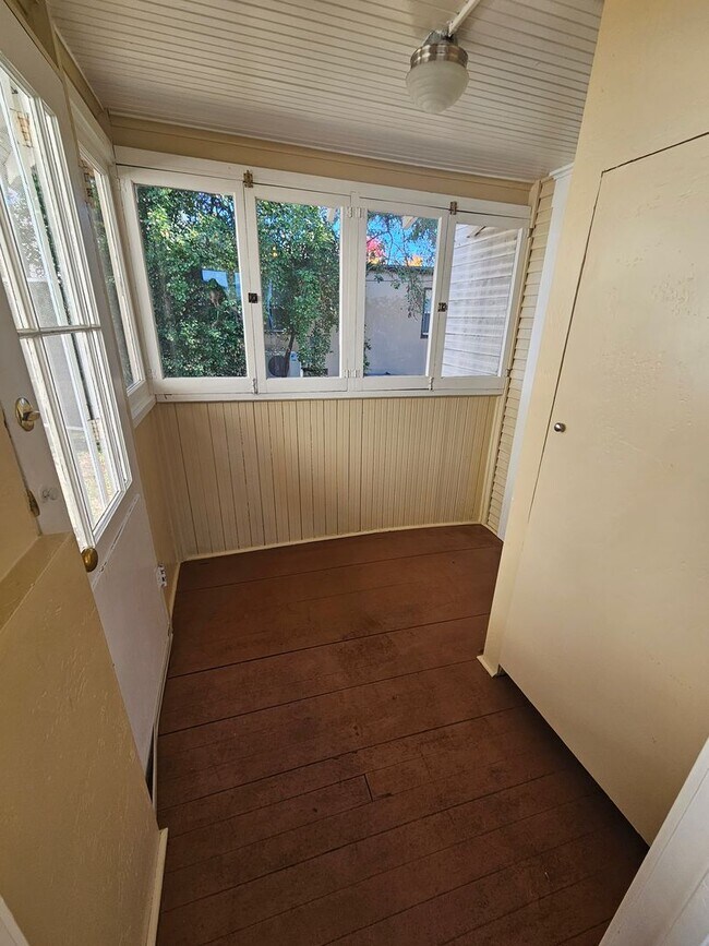 Building Photo - 1/2 OFF FIRST MONTH'S RENT IF RENTED IN DEC! Charming 2 Bedroom with Bonus/Laundry Room