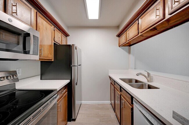 Building Photo - 10 Cypress Fairway Village