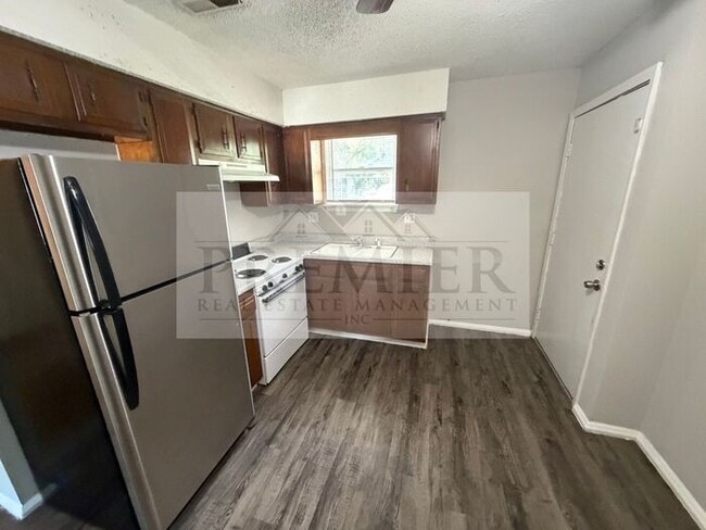 Building Photo - 240 W Kump Ave