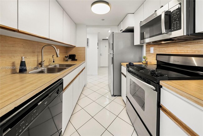 Building Photo - 2555 Collins Ave