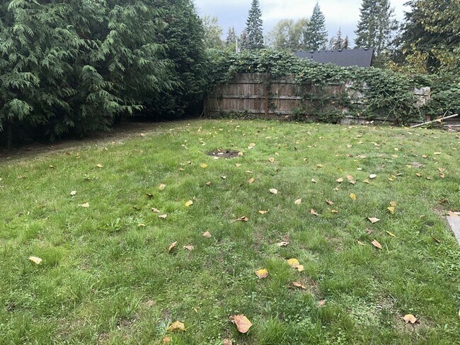 Building Photo - Pre-Leasing Now! 7 Bed 3 Bath with Bonus Room!