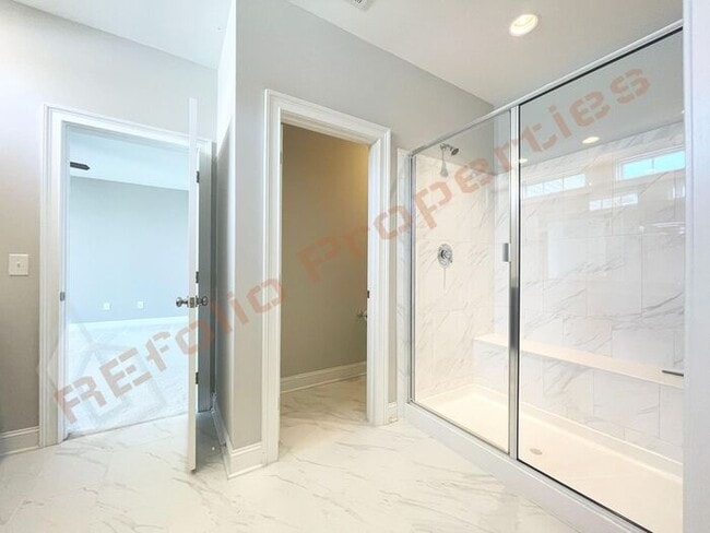Building Photo - Beautiful 3 Bedroom Townhome with 3rd Floo...
