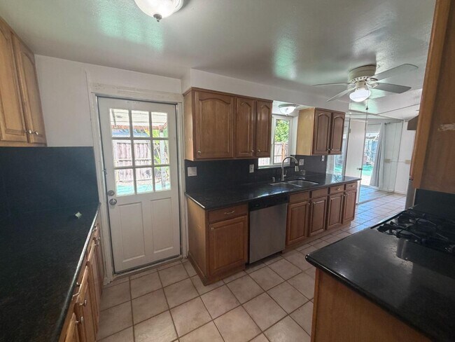 Building Photo - 10670 Minette Dr