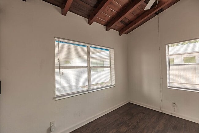 Building Photo - TWO BEDROOM CHARMER IN WEST PALM BEACH
