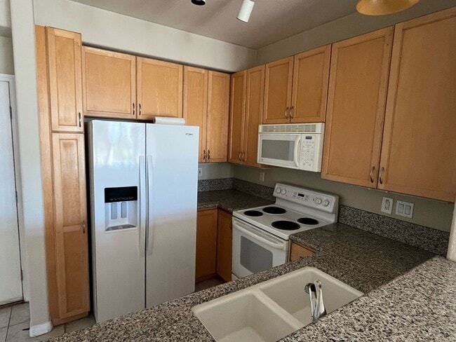 Building Photo - Spacious 2 Bed/2Bath In The Heart Of Downt...