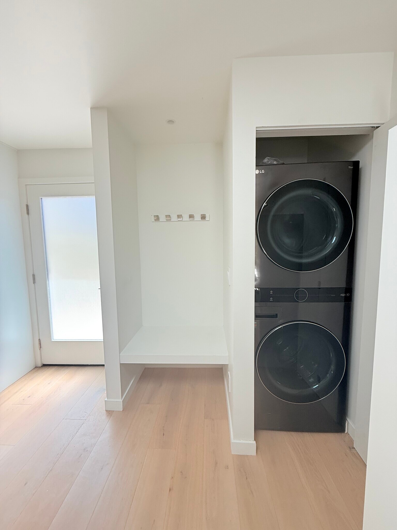 Entry Way/Washer Dryer - 4210 La Salle Ave
