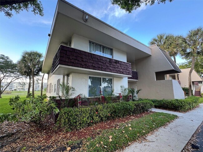 Building Photo - 2601 S Palm Aire Dr