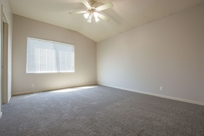 Building Photo - Extremely Spacious 3 Bedroom / 2.5 Bath Home in Bellevue!