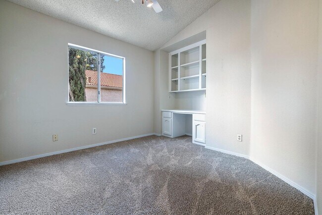 Building Photo - Stunning 4 Bedroom 2.5 bath in Woodward Park area!