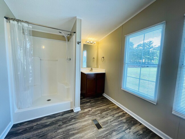 Building Photo - Move in ready!! Privacy and views galore w...