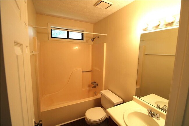 Building Photo - 2320 Ridgedale Dr SW