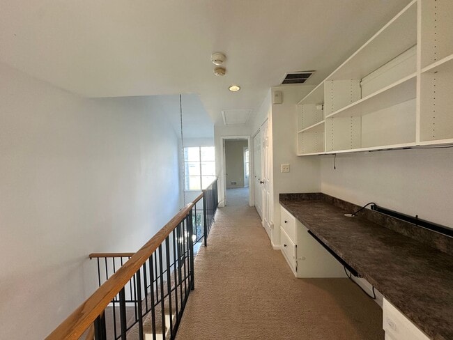 Building Photo - 2 bedrooms 2.5 bath