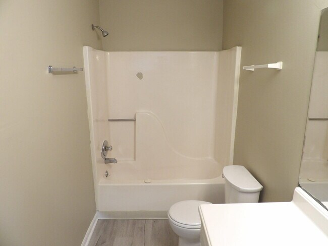 Building Photo - 140 Landings Dr