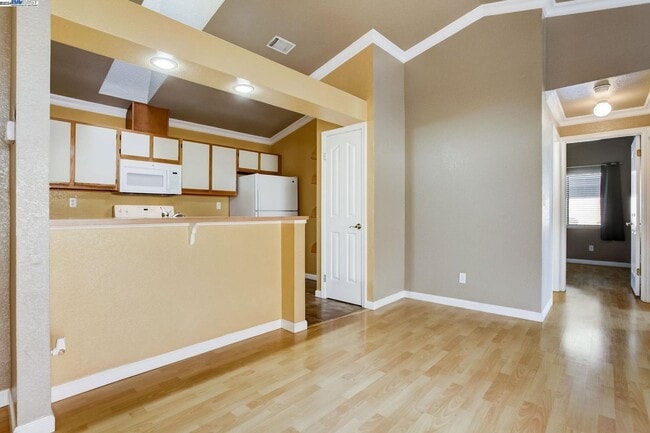 Building Photo - GREAT END UNIT, IMMACULATE SINGLE STORY, WITH LAMINATE FLOORING THROUGH OUT... 2 BEDS/1.5 BATH