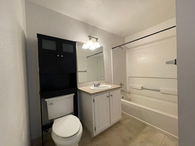 Building Photo - 2Bd/2Ba in Bethany Condo with Garage ~ Washer/ Dryer in Unit ~ Top Floor ~ Community Pool!!!
