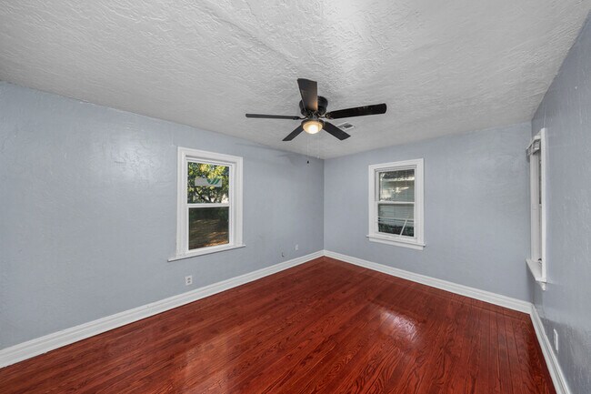 Building Photo - 1709 NW Oak Ave