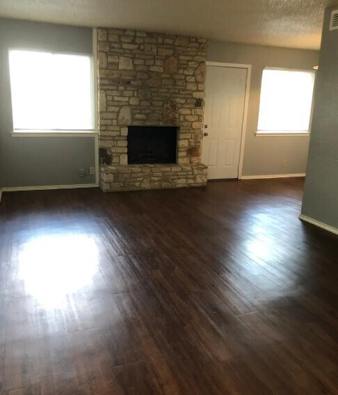 Building Photo - 926 Chisholm Cv