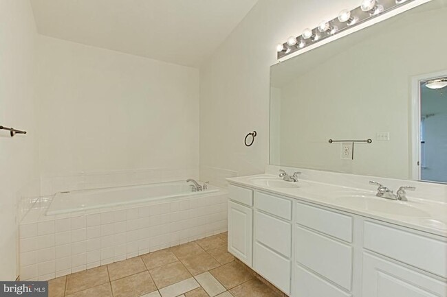 Building Photo - 20748 Hollow Falls Terrace