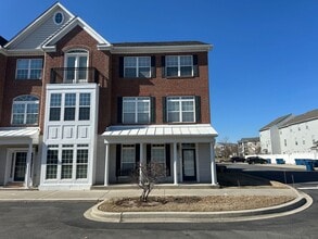 Building Photo - Lovely 4 bedroom townhome in Villages of Five Points