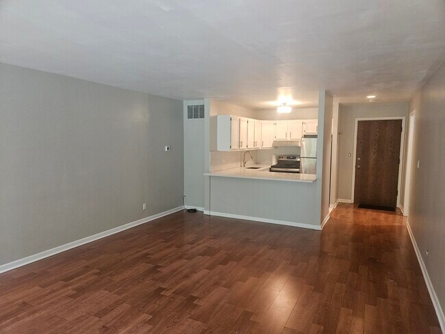 Building Photo - 5800 Oakwood Dr