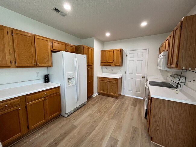 Building Photo - Discover this well-maintained 3-bedroom, 2-bath home in Carriage Hills