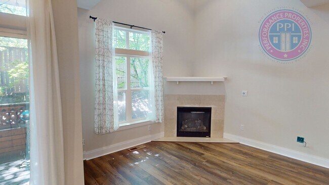 Building Photo - Stylish Townhouse, Luxury Amenities Throug...