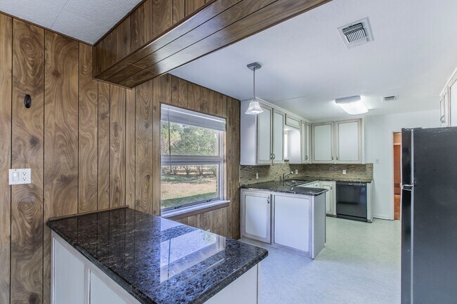 Building Photo - Stylish & Spacious 3-Bed Home