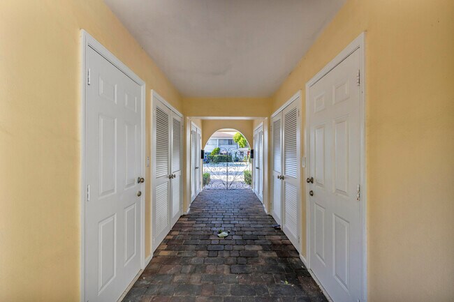 Building Photo - 900 NE 4th St