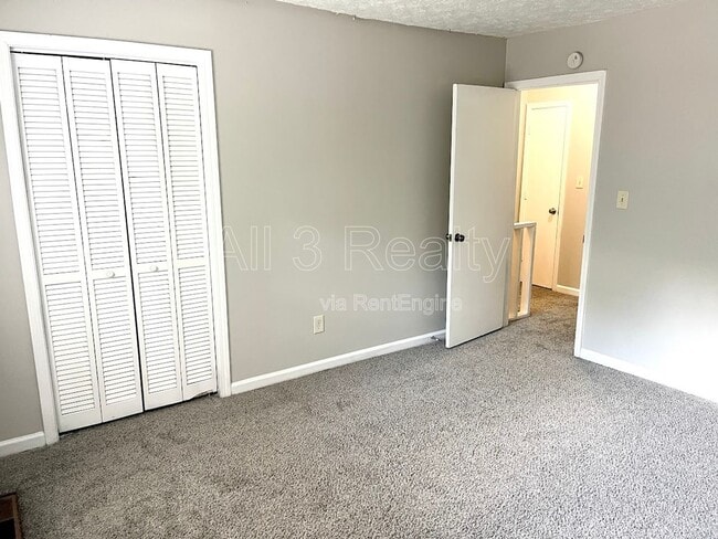 Building Photo - 120 Meadowbrook Ct