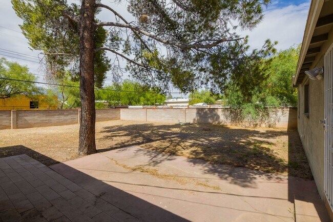 Building Photo - Great Central Location