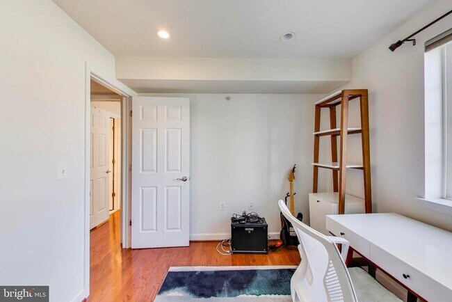 Building Photo - 4139 S Four Mile Run Dr