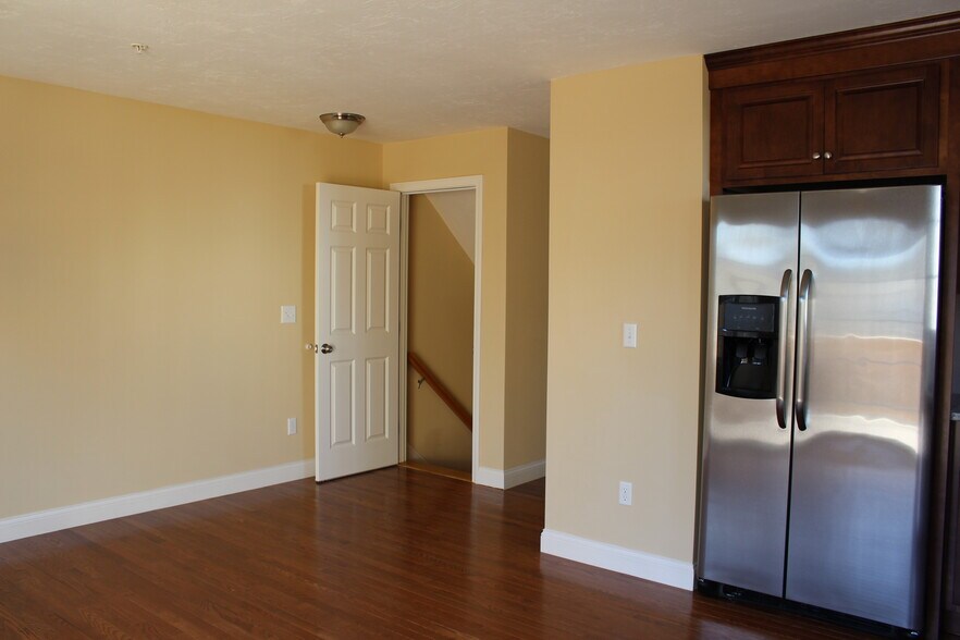 Entrance to Kitchen and Dinning roo. - 1088 W Boylston St