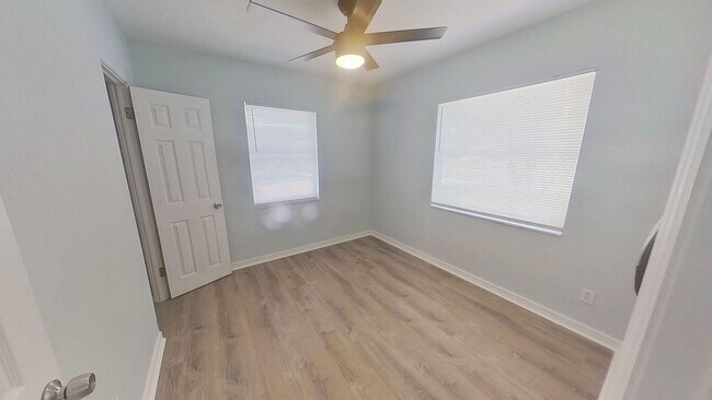 Building Photo - Freshly renovated 3/1