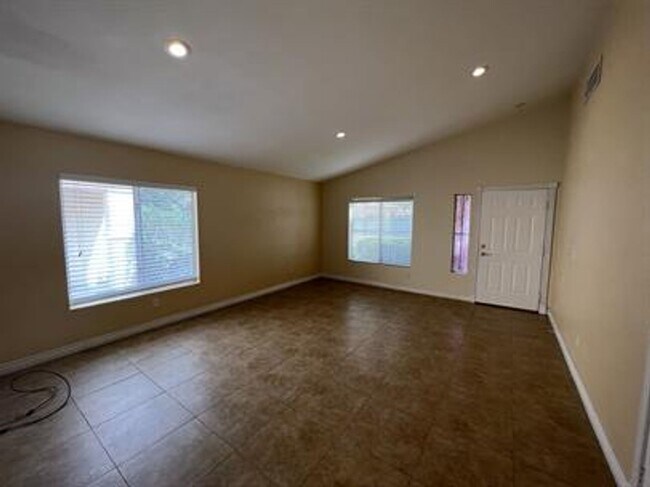 Building Photo - Great Single Story in Silverado Ranch Area