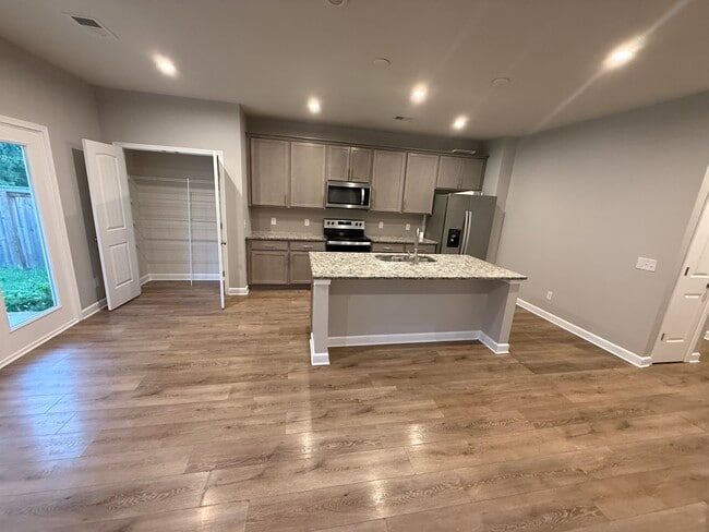 Building Photo - 2136 Postings Pt