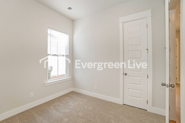 Building Photo - 128 Bloomsbury St