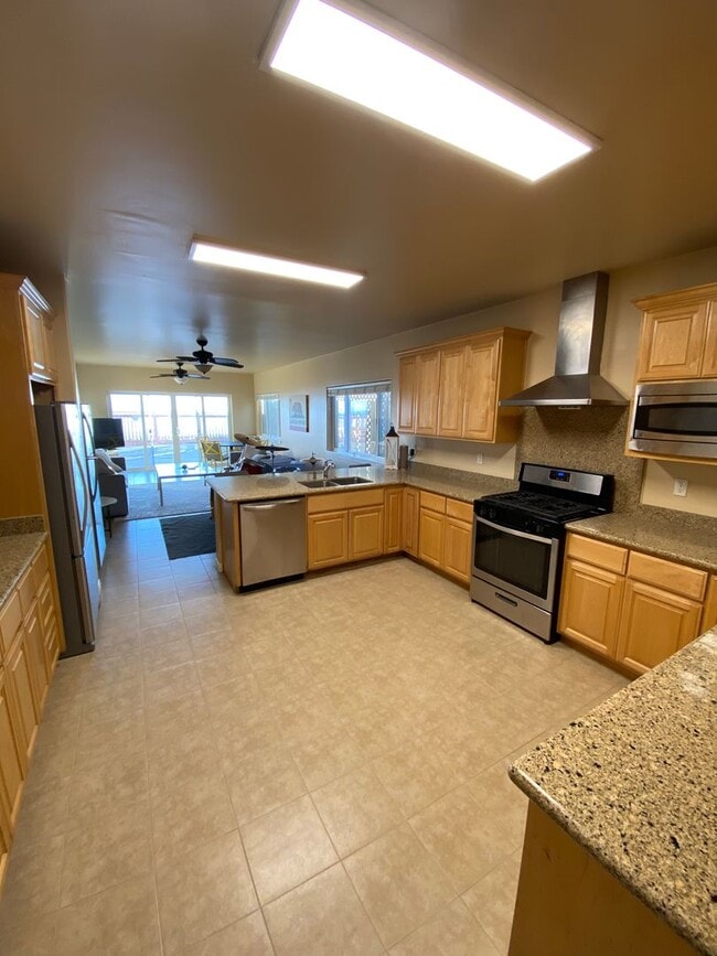 Building Photo - 6633 Del Playa Dr
