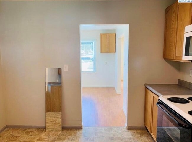 Building Photo - 1110 Ione Dr
