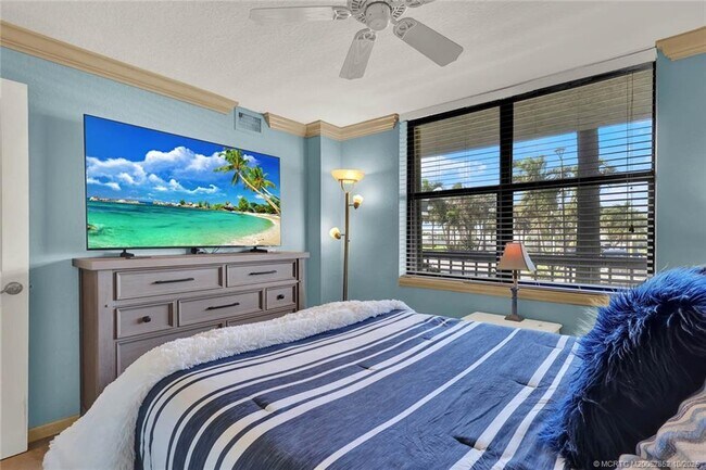 Building Photo - 10680 S Ocean Dr