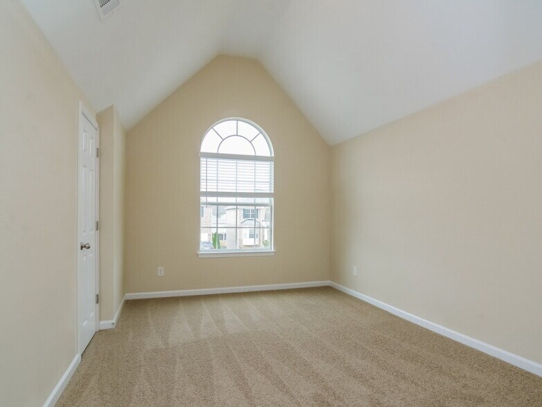 Building Photo - 4940 Hopewell Manor Dr