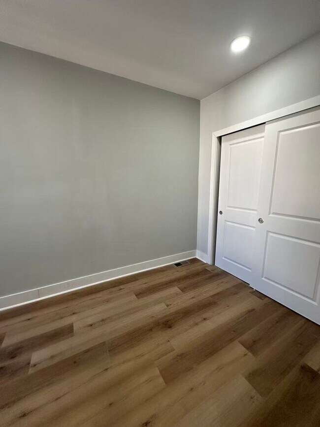 Building Photo - 3b1b house available in South Philly