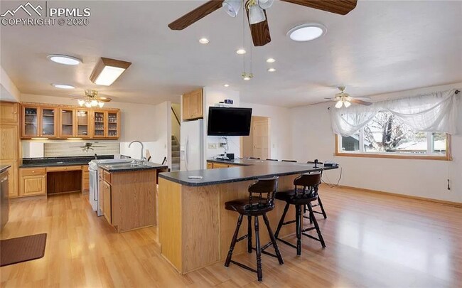 Building Photo - 5365 Silver Spur Ave