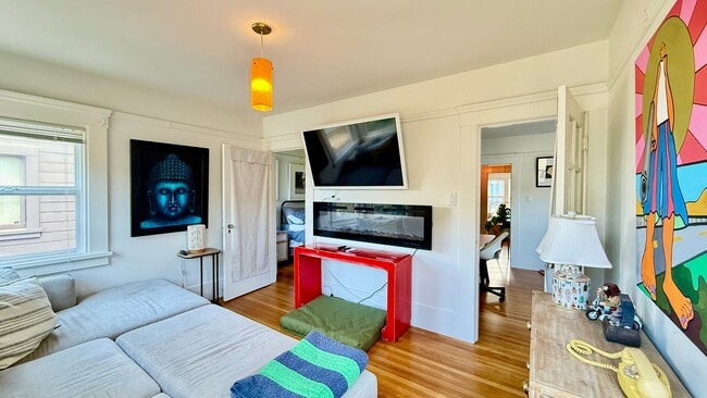 Building Photo - DREAM HOME! Spacious 3 BR + Sunroom/ 1.5 BA  in the Richmond area- AMSI