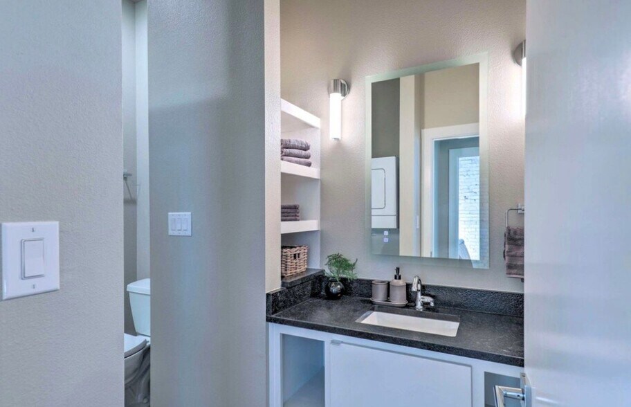 Building Photo - 118-120-120 N LBJ Dr