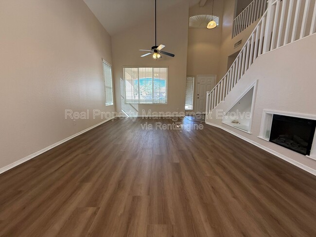 Building Photo - 1677 S Peppertree Dr